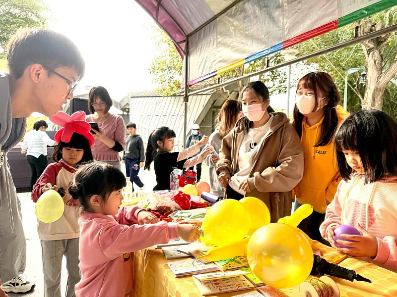 兒教系「泡泡樂園」吸引小朋友一同進行氣球遊戲