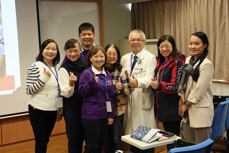 0Q6A8703台灣標準化病人協會與花蓮慈院合作,以超強師資陣容提升標準化病人的能力。右起馬偕紀念醫院標準化病人訓練師連靖婷、馬偕外科病房護理師組長鍾玉梅、花蓮慈院婦產部副主任高聖博醫師、台灣標準化病人協會理事長陳淑宇、花蓮慈院教學部標準化病人中心主任曾寶慧、慈濟大學學士後護理系謝美玲助理教授、馬偕紀念醫院臨床技能訓練中心主任王明淑,後排為花蓮慈院教學部標準化病人中心副主任楊政達。(攝影/吳宛霖)