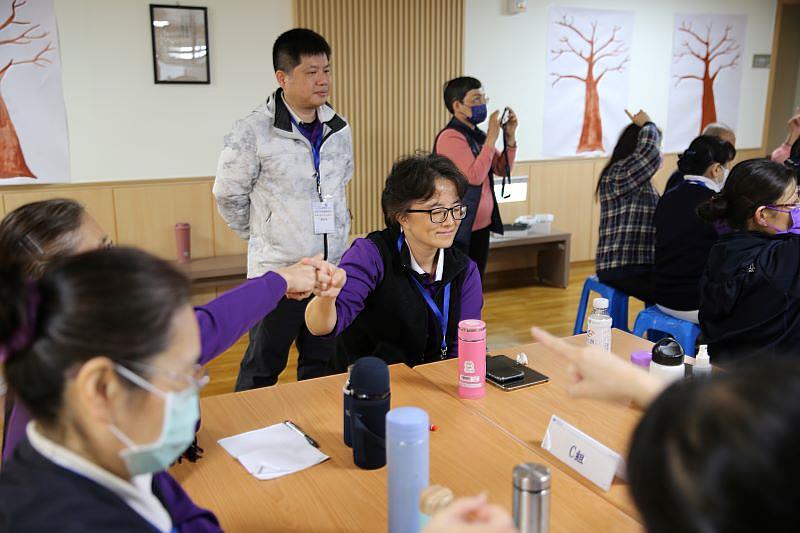 花蓮慈院標準化病人訓練中心擅長以分組和互動性的教學方式,加深學員的互動和觀察力與記憶力,在工作坊上發揮極大成效。(攝影/吳宛霖)