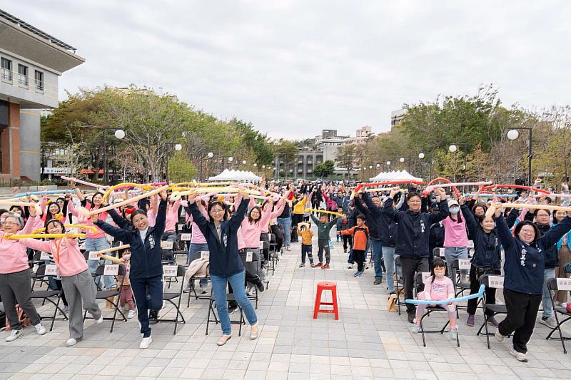 營養師節市府張治祥秘書長與百位民眾共同歡跳「營養加滿打氣操」