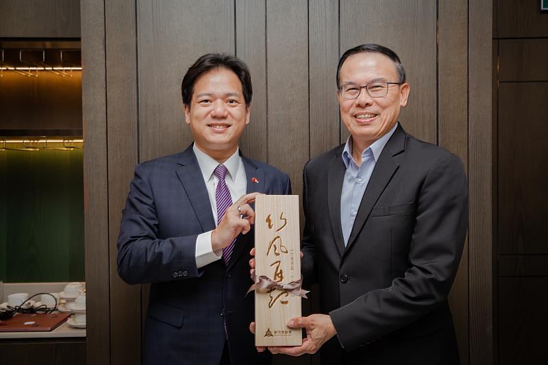 拜會新加坡前西北區市長張俰賓,就城市治理及公共住宅政策進行深入討論。