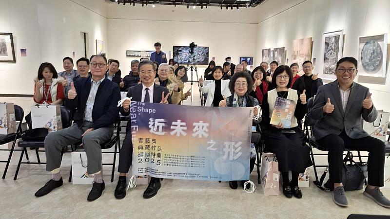 高科大青藝獎全台巡迴展覽「近未來之形」，第一站從台北中正紀念堂啟程，今(22)日開幕茶會，監察委員范巽綠受邀出席，也為高科大在人文藝術涵養所投注的教育資源來打氣。前排左起，青藝獎獨家贊助企業盈正豫順電子股份有限公司董事長許文、高科大校長楊慶煜、監察委員范巽綠、高科大副校長謝淑玲、高科大副校長蔡匡忠。