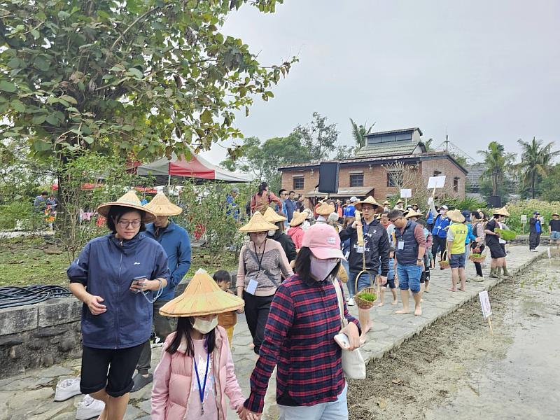 六堆園區蒔田體驗趣活動，由各小隊伍用扁擔挑著秧苗前往蒔田(插秧)