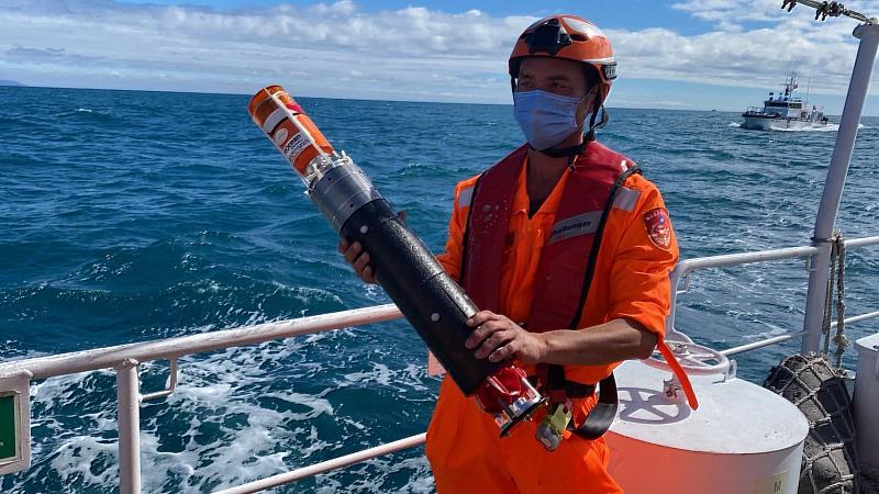 台東海巡隊投放高科技「海難搜救測流浮標(SLDMB)」