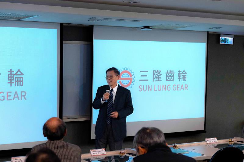 三隆齒輪董事長廖昆隆於專題講座中,以『綠能智慧工廠:轉動齒輪、迎向未來』為題,分享其企業在綠能轉型上的創新實踐。