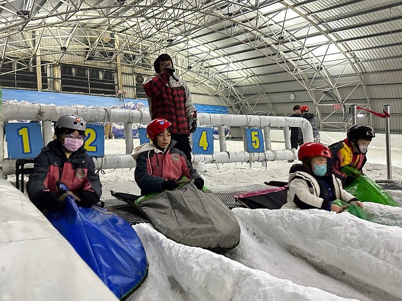 體驗小叮噹科學主題樂園的雪場設施