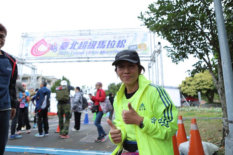 臺灣女將蔡文雅不斷突破自己極限,以穩健的步伐完成360.405公里大幅刷新個人紀錄以及分齡紀錄,是超馬運動精神最佳詮釋者。(攝影:林明德)
