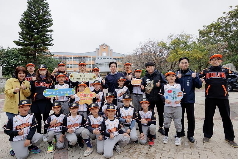 邱臣遠代理市長今日前往視察虎林國小通學步道，與師生們合影。