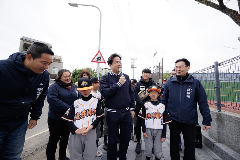 邱臣遠代理市長致詞,市府將持續建構以人為本通行環境,讓孩子們的上學路更加安全。