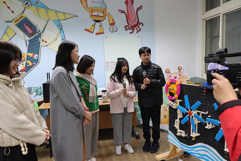 張榮發基金會執行長鍾德美(左三)與基隆市政府教育處徐嬿立處長(左二),聆聽中正國小創課社團學生介紹啟動儀式作品設計理念。