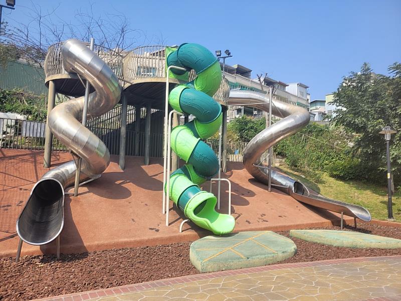 碗豆造型溜滑梯是永吉公園的熱門特色遊樂設施