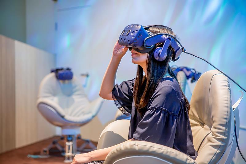 VR頭盔體驗,戴上頭盔彷彿穿越到另一個世界