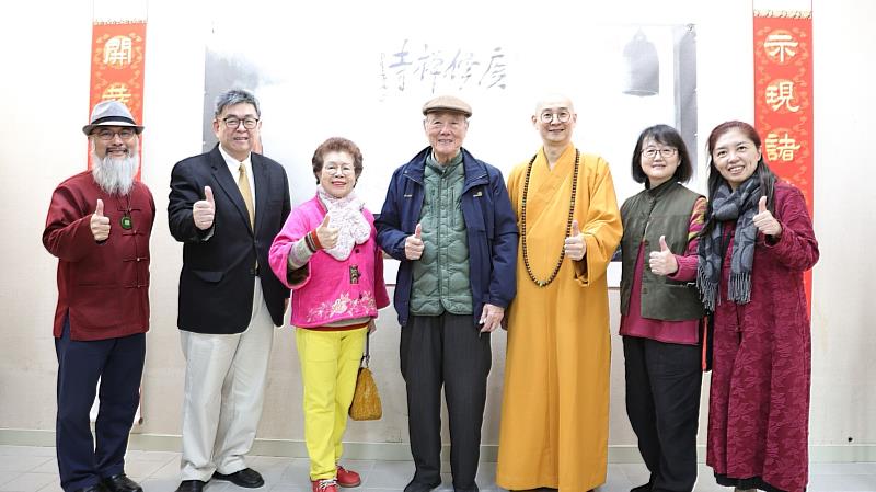 大慧法師(右三)與華梵大學校長李天任(左二)、書畫名家連勝彥(中)、連瑞芬(右二)、呂玉環(左三)、潘珮君(右一)等貴賓合影。