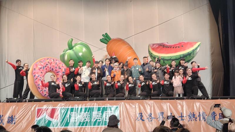 紙風車與信義房屋合作,在嘉義市西區迎來蛇年首場《台灣幻想曲》演出,為現場超過3000位大小朋友們,帶來精彩的演出。