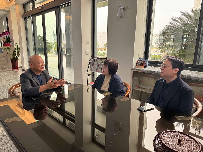 南華大學與馬稠後園區廠協會商談產學合作,產職處褚麗絹處長(中)、科技學院陳柏青院長(右)與馬稠後園區廠協會魏坤池理事長(左)交流。