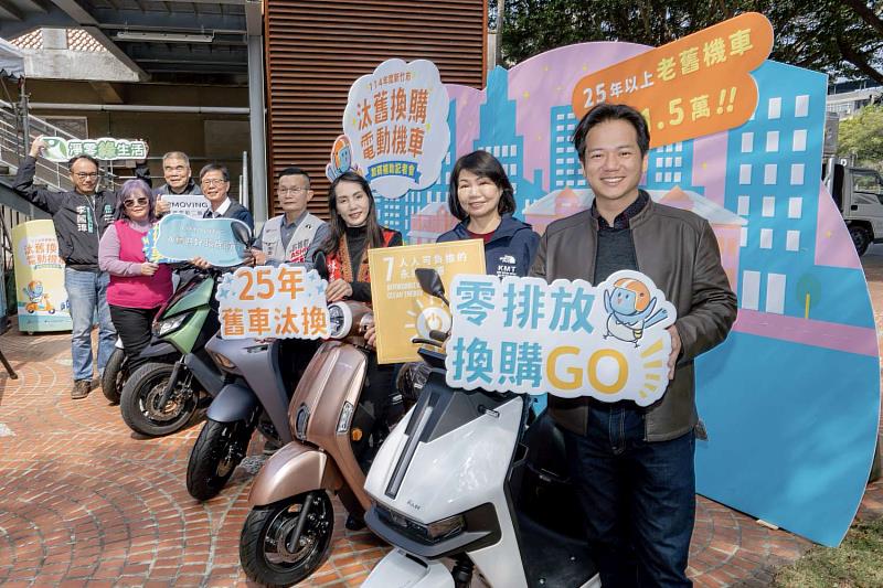 竹市代理市長邱臣遠、市議員李國璋、林慈愛、黃美慧、環保局長江盛任,於電動機車合照