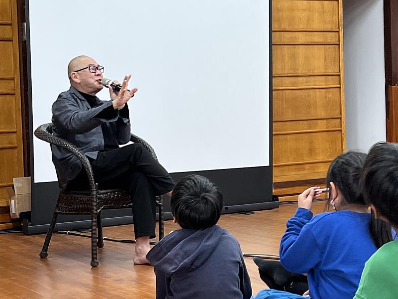 校園變身電影藝術殿堂 名導蔡明亮與龍田國小師生共賞摩登時代