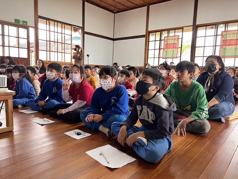 校園變身電影藝術殿堂 名導蔡明亮與龍田國小師生共賞摩登時代