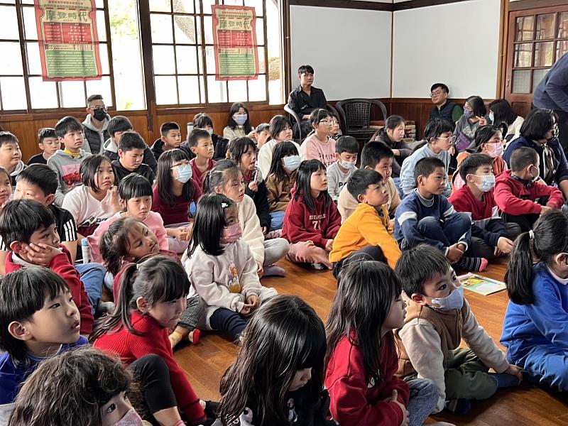 校園變身電影藝術殿堂 名導蔡明亮與龍田國小師生共賞摩登時代