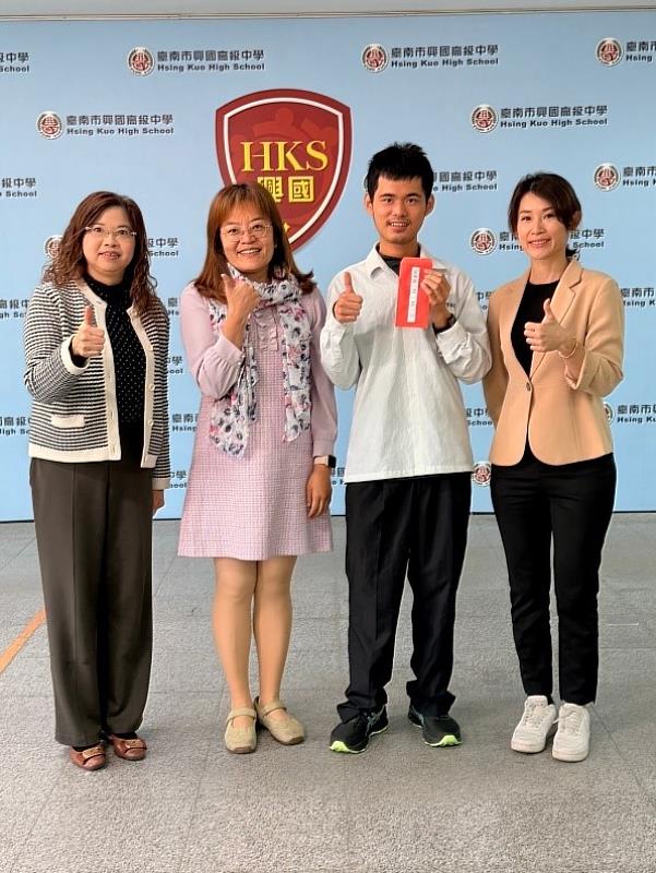 興國高中學生許淯鈞在114學測中表現傑出,自然組四科總計拿下55級分,展現卓越實力。校方特別頒發獎勵,以肯定他的努力與優異表現。