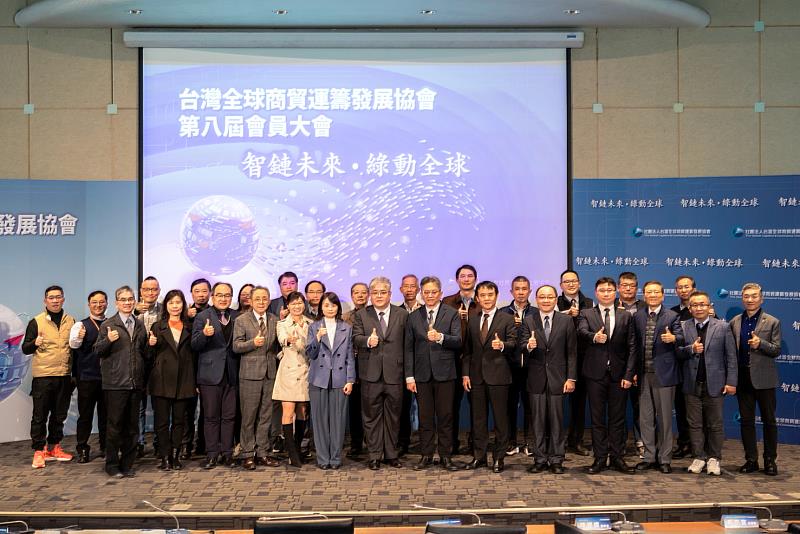出席與會嘉賓(左前排第六位經濟部商發署蘇文玲署長、第七位賈凱傑理事長、第八位交通部陳其華司長;前排右四工總呂正華秘書長及右五航港局饒智平主任秘書)