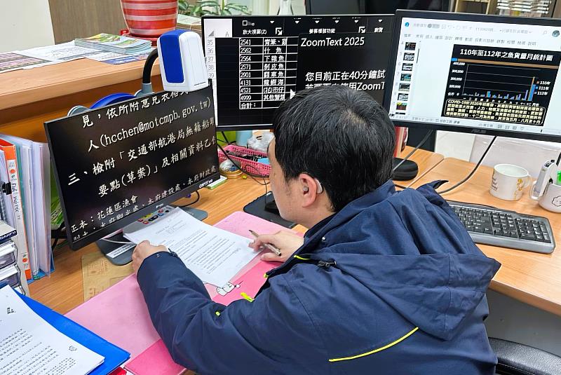 透過北分署「職務再設計」計畫,由專業團隊進行實地評估,為葛迎昕申請桌上型擴視機,提升閱讀效率,減輕視覺負擔