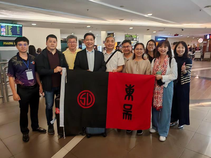 支持母校招生,東吳大學傑出校友謝子仁特別設立「東吳大學哲名集團馬來西亞學子助學金」助學生圓夢。