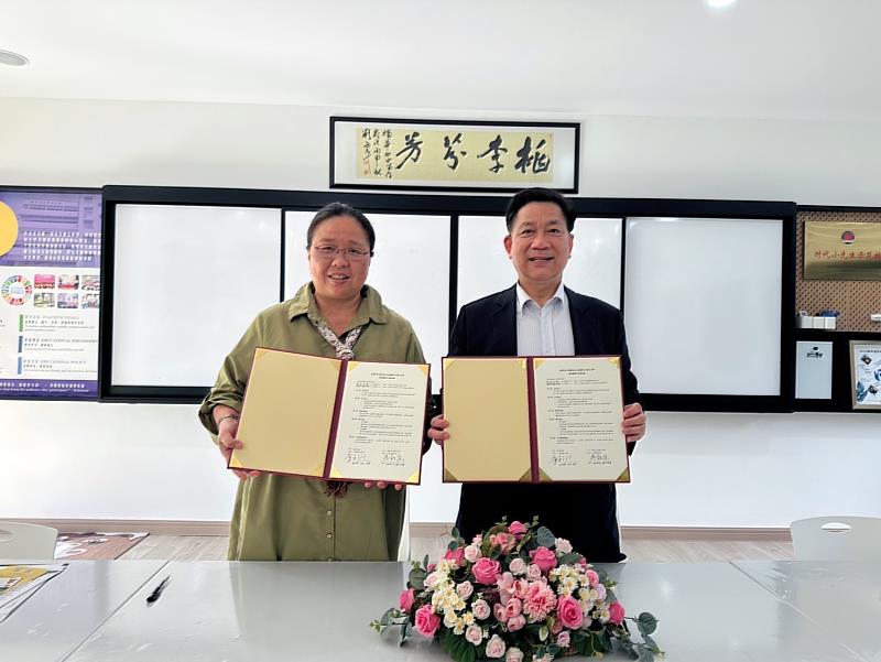 東吳大學與多所中學簽署合作備忘錄,獲校長推薦入學的學生將享新生入學第一年免學雜費及其他在學獎補助金,以減輕家庭負擔。