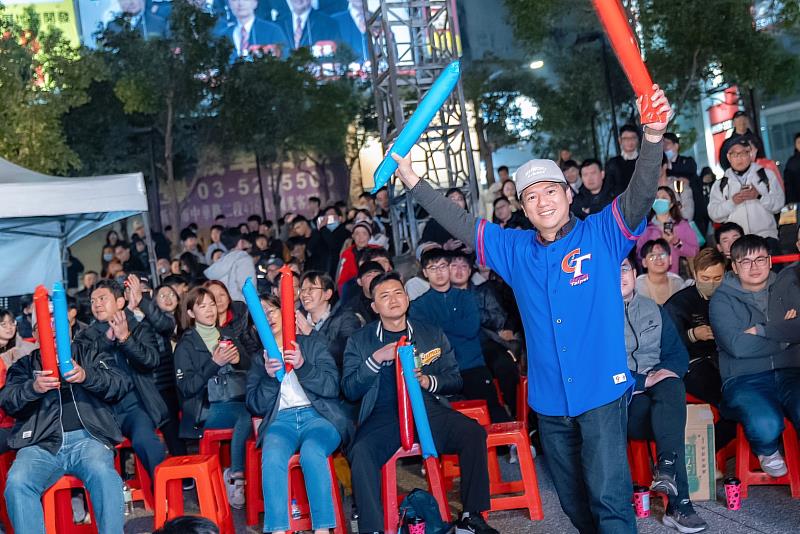 竹市代理市長邱臣遠為和市民一起在直播現場為中華隊加油