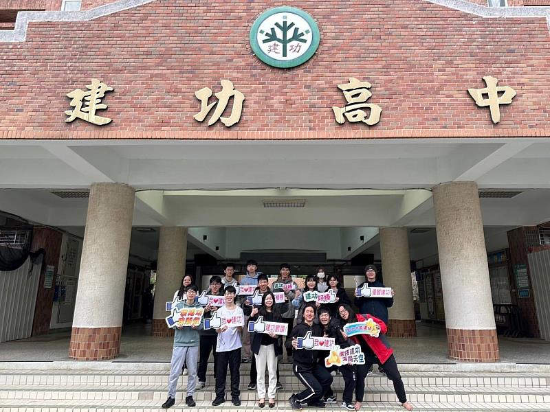建功高中師長為考生祈福加油。