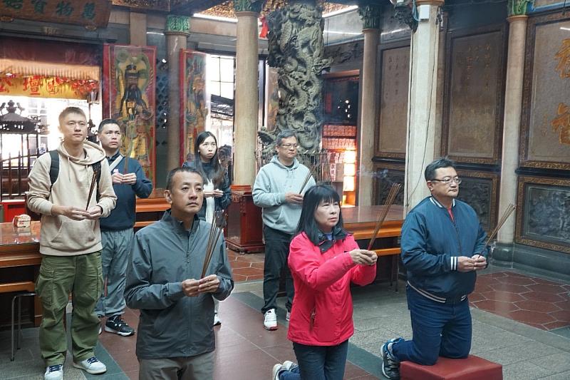 香山高中校長洪碧霜為考生祈福加油。