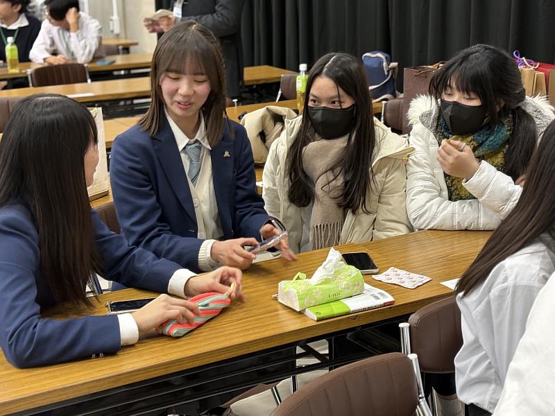 建功高中學生與日本千葉縣稻毛高等學校學生進行課程交流