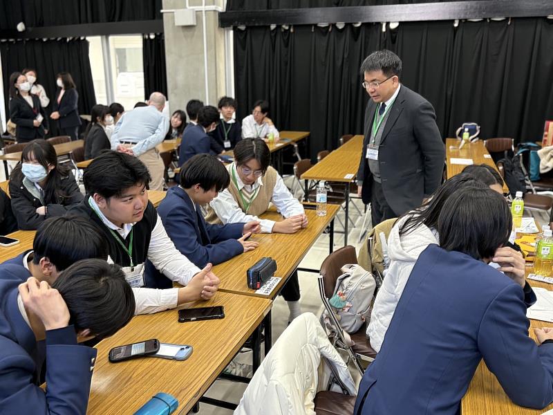 建功高中學生與日本千葉縣稻毛高等學校學生進行課程交流