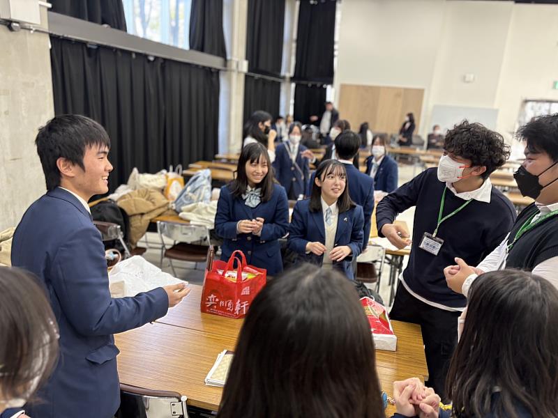建功高中學生與日本千葉縣稻毛高等學校學生進行課程交流