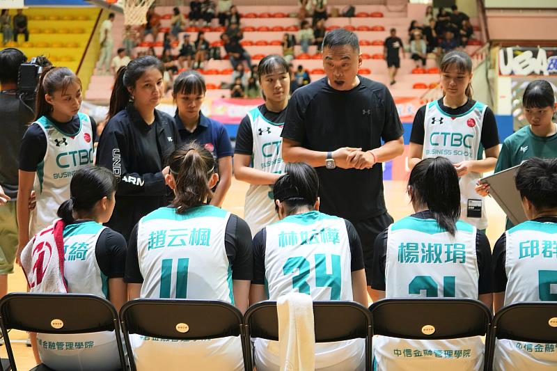 何正峰教練擁有UBA女子組五連霸紀錄的執教經歷,帶領中金院女籃快速成長。(圖/中金院提供)