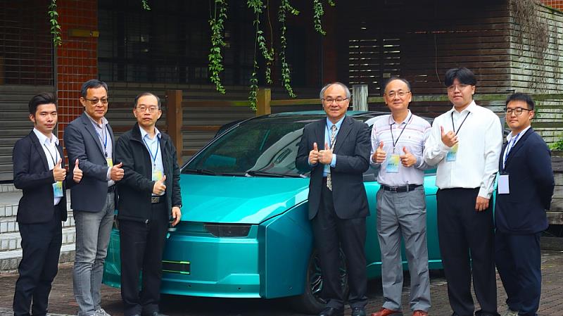 智慧電動車展示合影