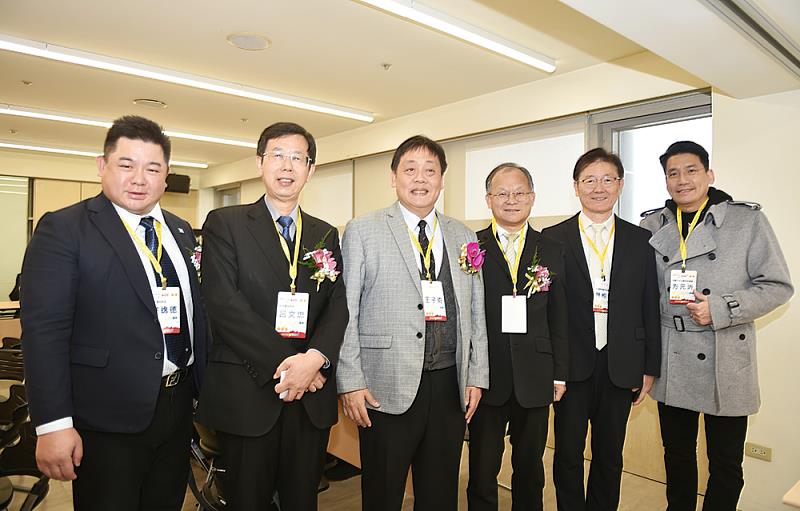 法律系畢業的校友群在各領域表現精彩。左起許逸德校友、呂文忠校友、王子奇校長、黃劍輝校友、文大社資長林柏杉、法律系教授方元沂。  