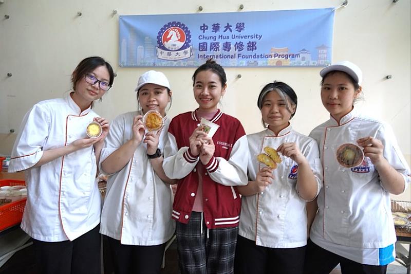 圖／越南籍學生阮氏紅絨（中）與海青班學生合影留念，感謝他們製作美味的點心與大家分享。