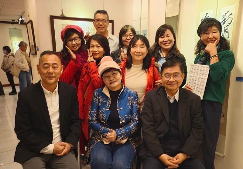 政大EMBA校友會副理事長雷桂美與校友們一同出席開幕式。