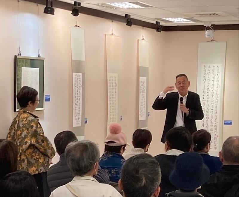 社長過子儀及彭聖章、湯碧雲、葉啟忠四位參展者陸續分享這些年的習書心得，準備展覽作品過程的壓力，看到自己作品掛上牆後的喜悅。