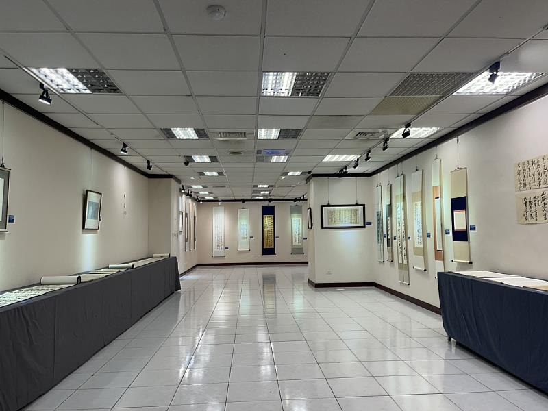 《跬步千里》展出作品掛軸、對聯、裝框、冊頁、手卷等形式皆備。