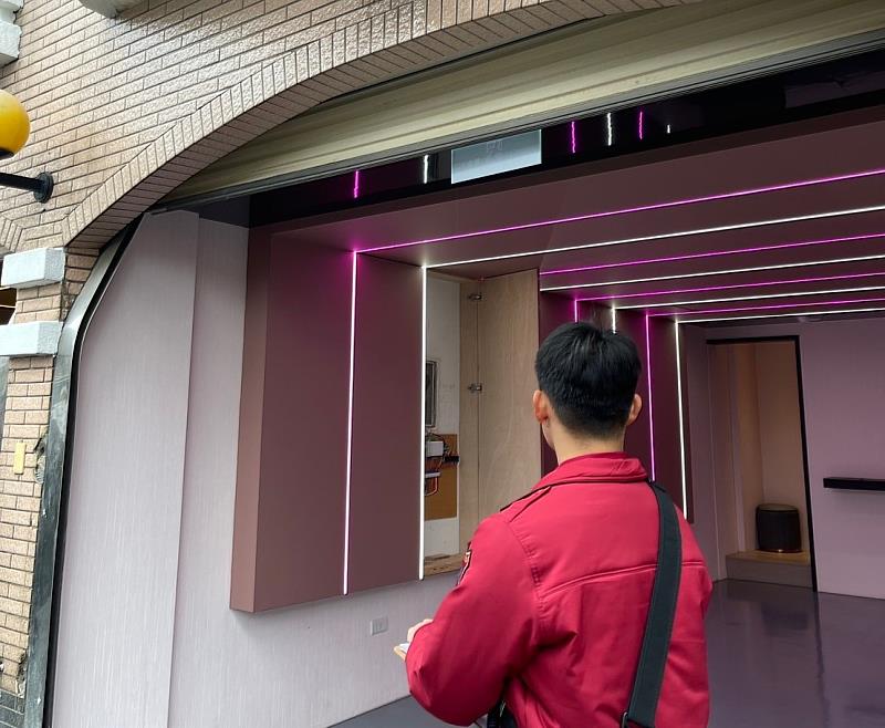 隨著228連假將至,縣府交通旅遊處聯合警察局、消防局、衛生局等單位,組成聯合稽查小組,針對旅館消防、衛生及營運狀況進行檢查,確保旅客擁有安全無虞的住宿環境。