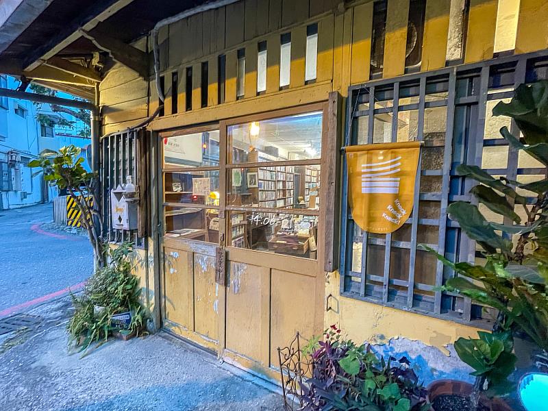 「時光二手書店」於店門口掛著文字主題旗幟,帶大家沉浸閱讀時光。圖/光之島文化藝術基金會 提供