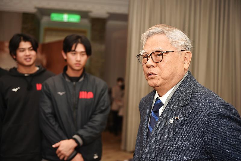 文大棒球隊創始人、台灣棒球名人堂成員、美孚關係企業集團總裁暨文化大學董事彭誠浩鼓勵學弟持續努力。