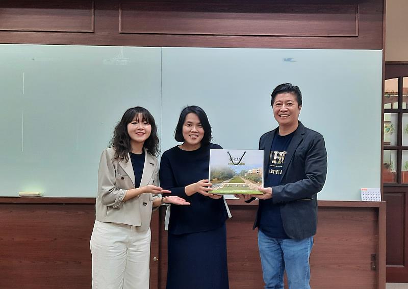 南華大學國際處林倫全副國際長(右)代表致贈禮品給仁川大學國際處副主任Joo, Jung Hyun(中)及交Seo Sol專員(左)。