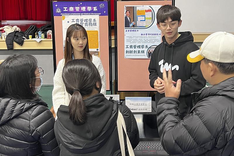 長庚大學開箱日安排師長、學長姐親自向高中生與家長提供專業解說及經驗分享。圖為2024年活動現場照。