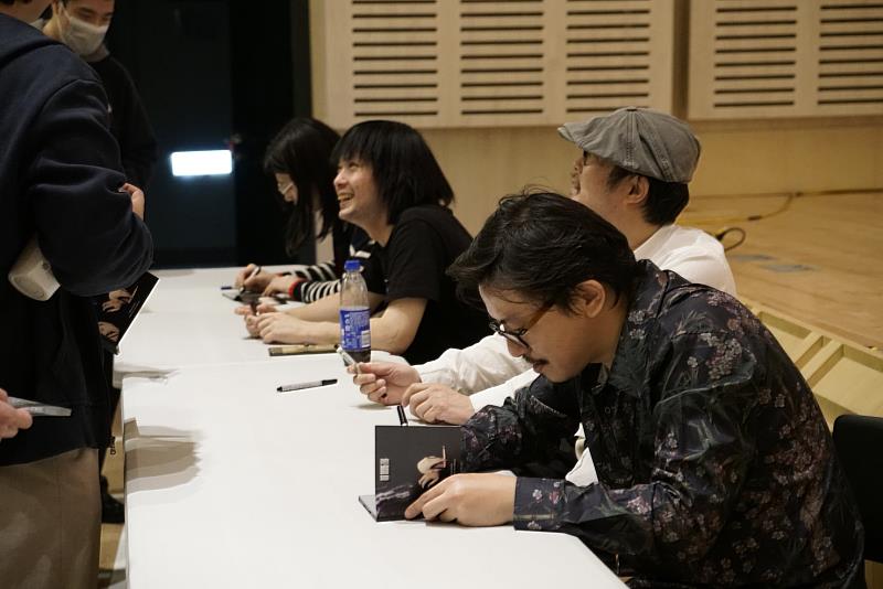 演出結束後,展開音樂家的CD簽售會。