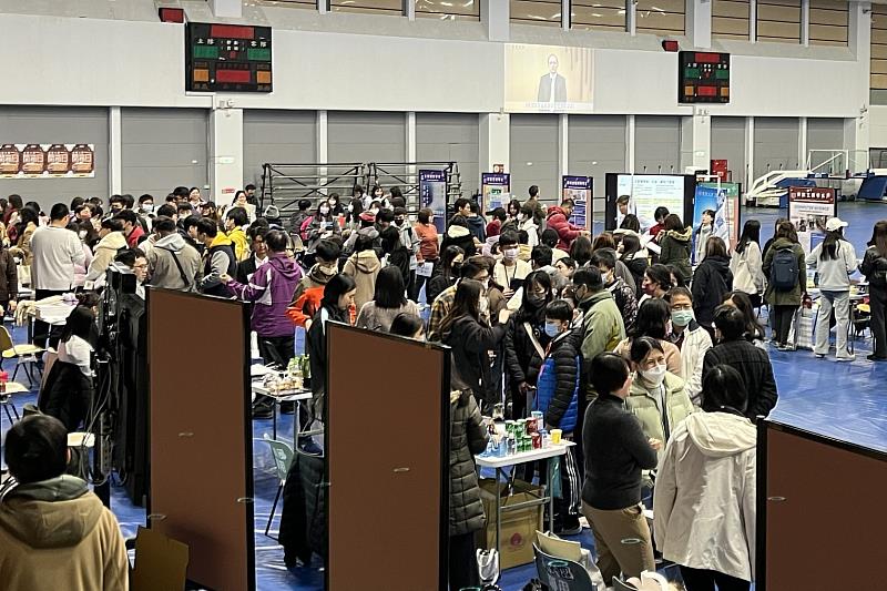 長庚大學近年舉辦開箱日活動,皆吸引許多高中生與家長蒞校參與。圖為2024年活動現場照。