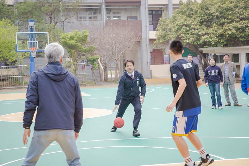 代理市長邱臣遠與民富國小籃球隊進行友誼交流賽