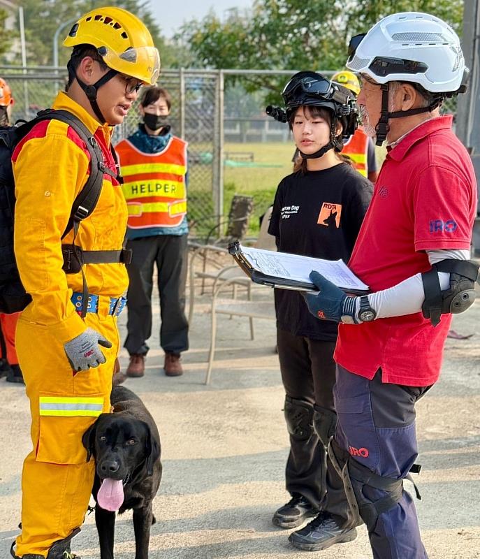 領犬員黃國峰及夥伴Brook共同受理測驗指示，需完成服從測驗及瓦礫堆搜索測驗。